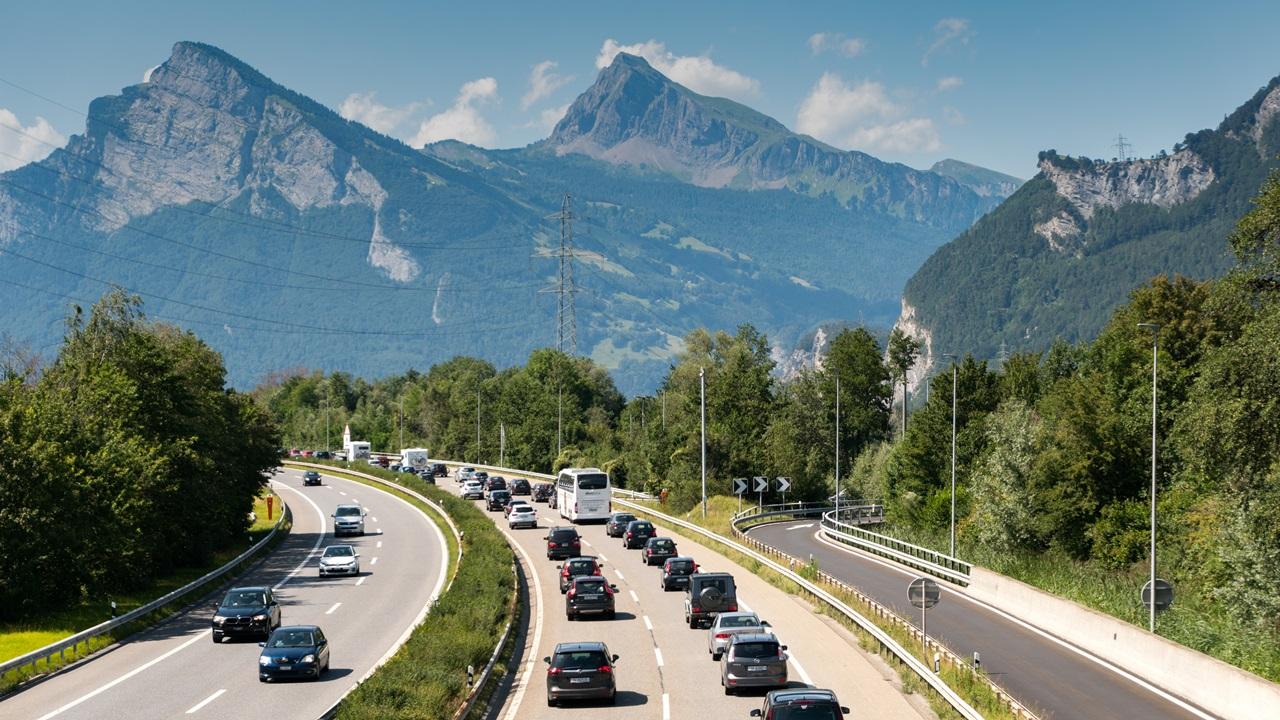 Sicher unterwegs in den Alpen: Wichtige Tipps für Schweizer Strassen